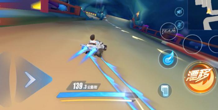 怎样在qq飞车中获得好的情侣关系1